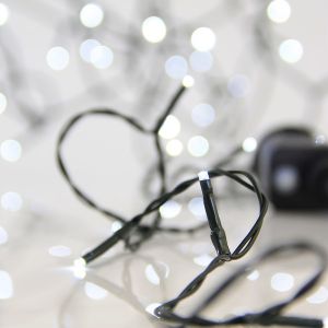 ΣΕΙΡΑ, 400 LED 3mm, 31V ΜΕΤΑΣΧΗΜΑΤΙΣΤΗ, 8 ΠΡΟΓΡΑΜΜΑΤΑ ΚΑΙ ΜΝΗΜΗ, ΠΡΑΣΙΝΟ PVC ΚΑΛΩΔΙΟ, ΛΕΥΚΟ LED ΑΝΑ 5cm, ΠΡΟΕΚΤΑΣΗ ΠΑΡΟΧΗΣ 3m, ΙΡ44