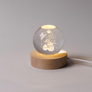 ΦΩΤΙΖΟΜΕΝΗ ΜΠΑΛΑ 6cm, ΧΡΙΣΤΟΥΓΕΝΝΙΑΤΙΚΗ ΣΧΕΔΙΟ, ΧΙΟΝΑΝΘΡΩΠΟΙ ΜΕ ΣΠΙΤΑΚΙ ΚΑΙ ΔΕΝΤΡΟ, USB, 6 ΘΕΡΜΑ ΛΕΥΚΑ SMD LED, BΑΣΗ 7cm, ΠΡΟΕΚΤΑΣΗ ΠΑΡΟΧΗΣ 70cm, IP20